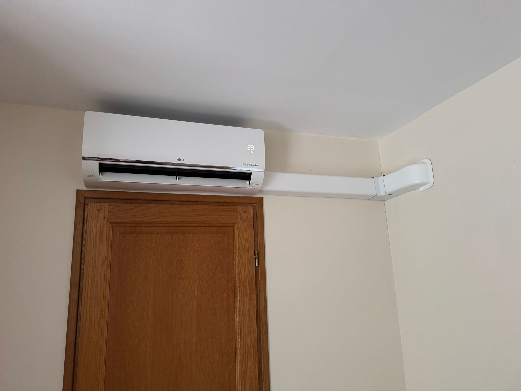 Unité intérieure de climatisation LG Smart Inverter installée par AUDRIEU avec goulotte de raccordement, Honfleur