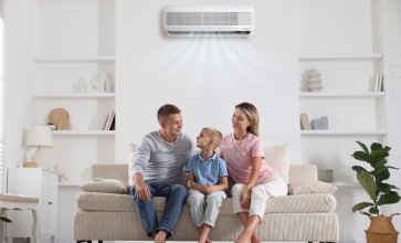 Famille profitant du confort d'une climatisation réversible dans son salon