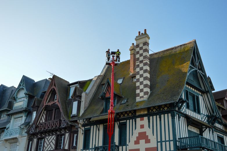 Intervention en nacelle sur la toiture d'une villa normande