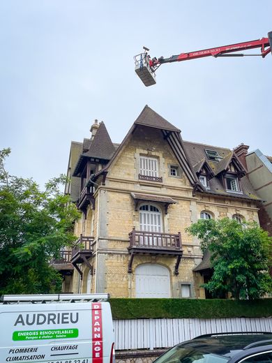 Camion Audrieu et nacelle devant une villa de la côte