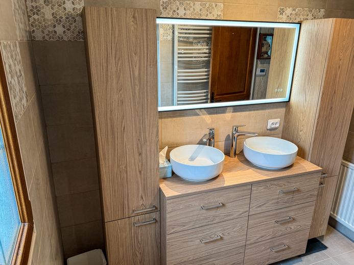 Salle de bain avec meuble double vasque et miroir lumineux