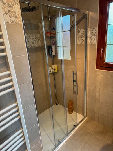 Douche à l'italienne avec paroi vitrée