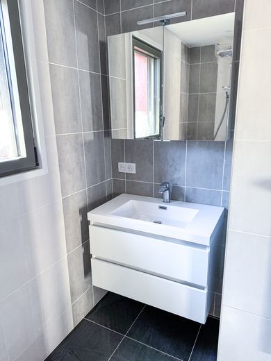 Meuble vasque blanc suspendu et miroir