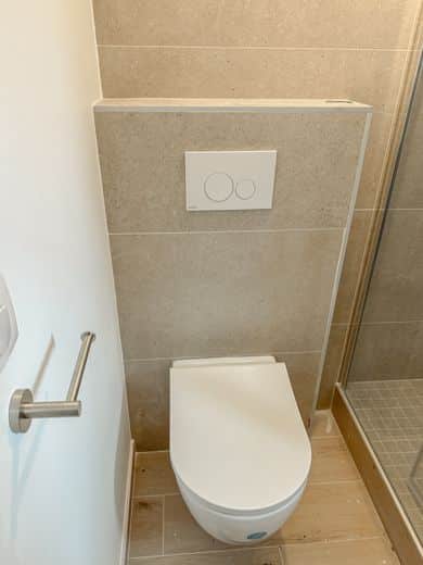 WC suspendu avec plaque de commande