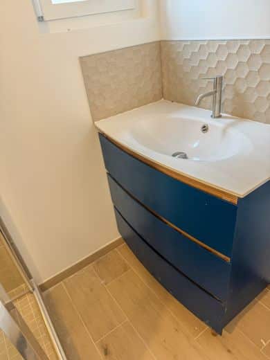 Meuble vasque bleu et plan blanc