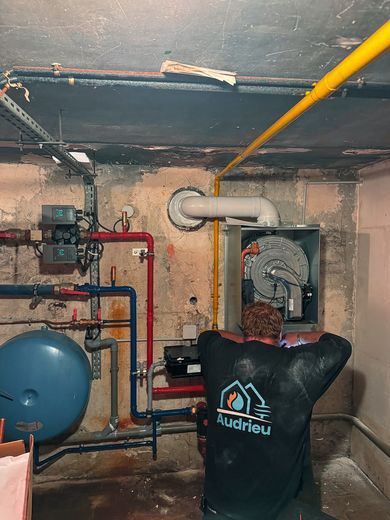 Technicien Audrieu intervenant dans une chaufferie