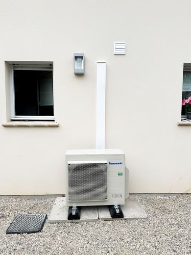 Unité extérieure de climatisation contre une façade