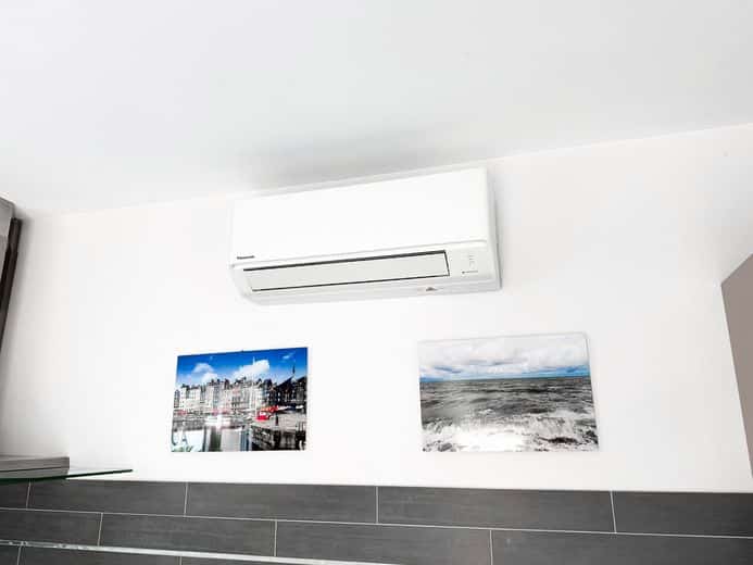 Climatiseur mural dans une pièce de vie