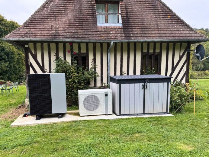 Pompe à chaleur installée devant une maison normande