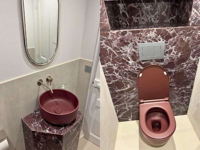 Salle de bain en marbre bordeaux avec vasque et WC suspendu