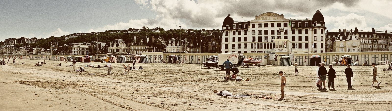 La plage de Trouville-sur-Mer et le Trouville Palace, sur la Côte Fleurie